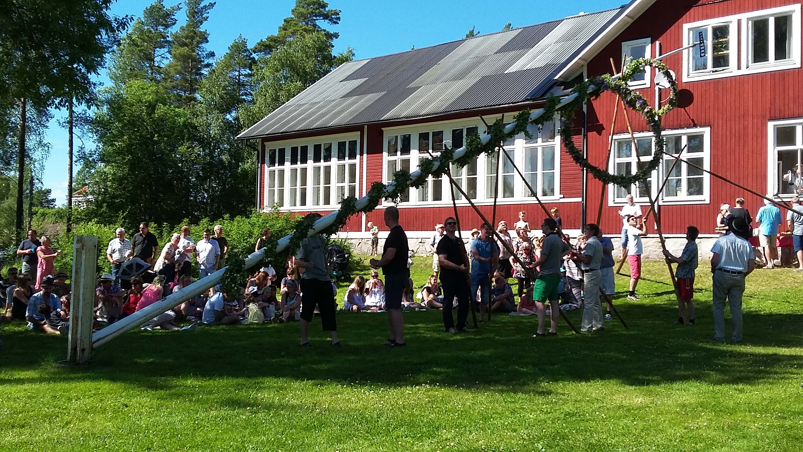 Midsommarfirande i Österå. Celebrating Midsummer in Österå.