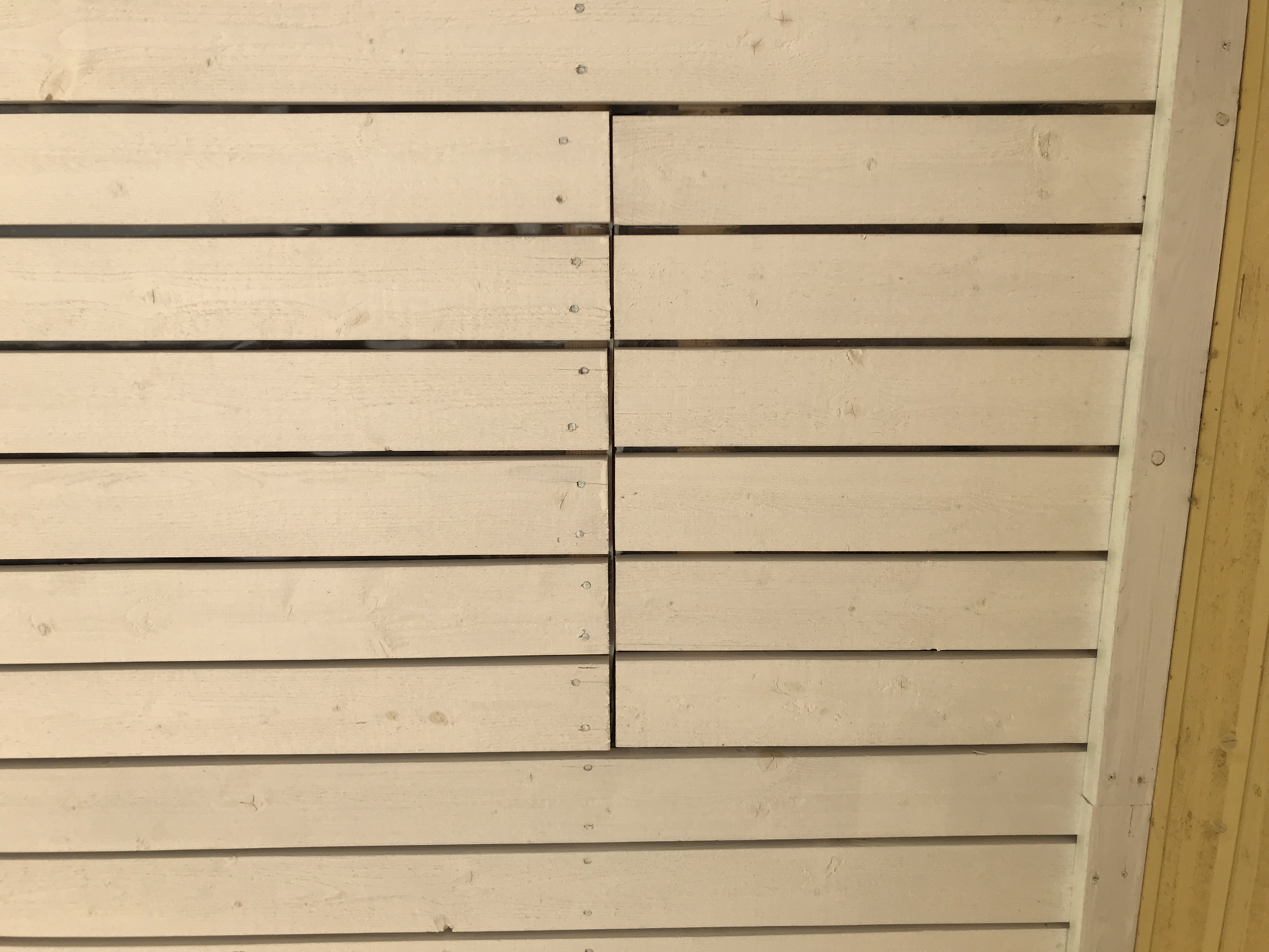 verandatak målat med tre lager vit slamfärg.